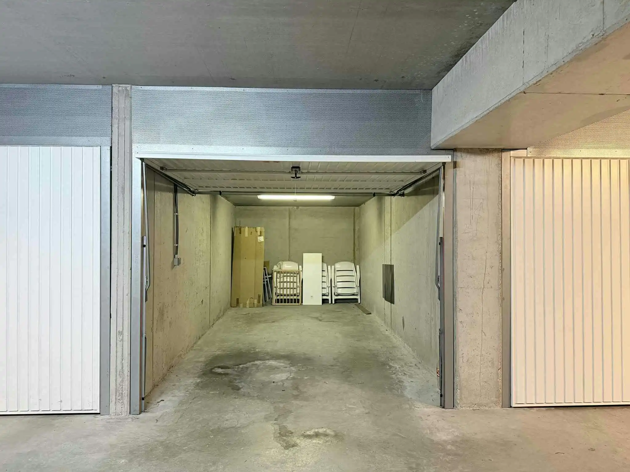 Ruime garagebox te koop te Middelkerke! foto {{pictureIndex}}