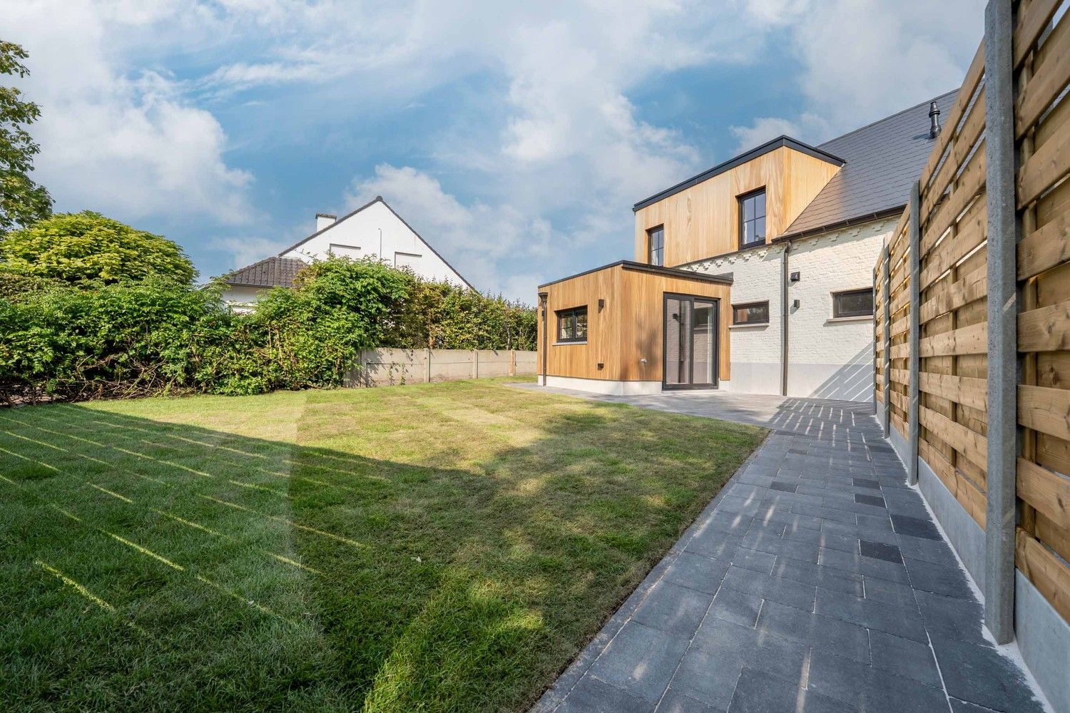 Volledig gerenoveerde woning met tuin en parkeerplaats foto 5