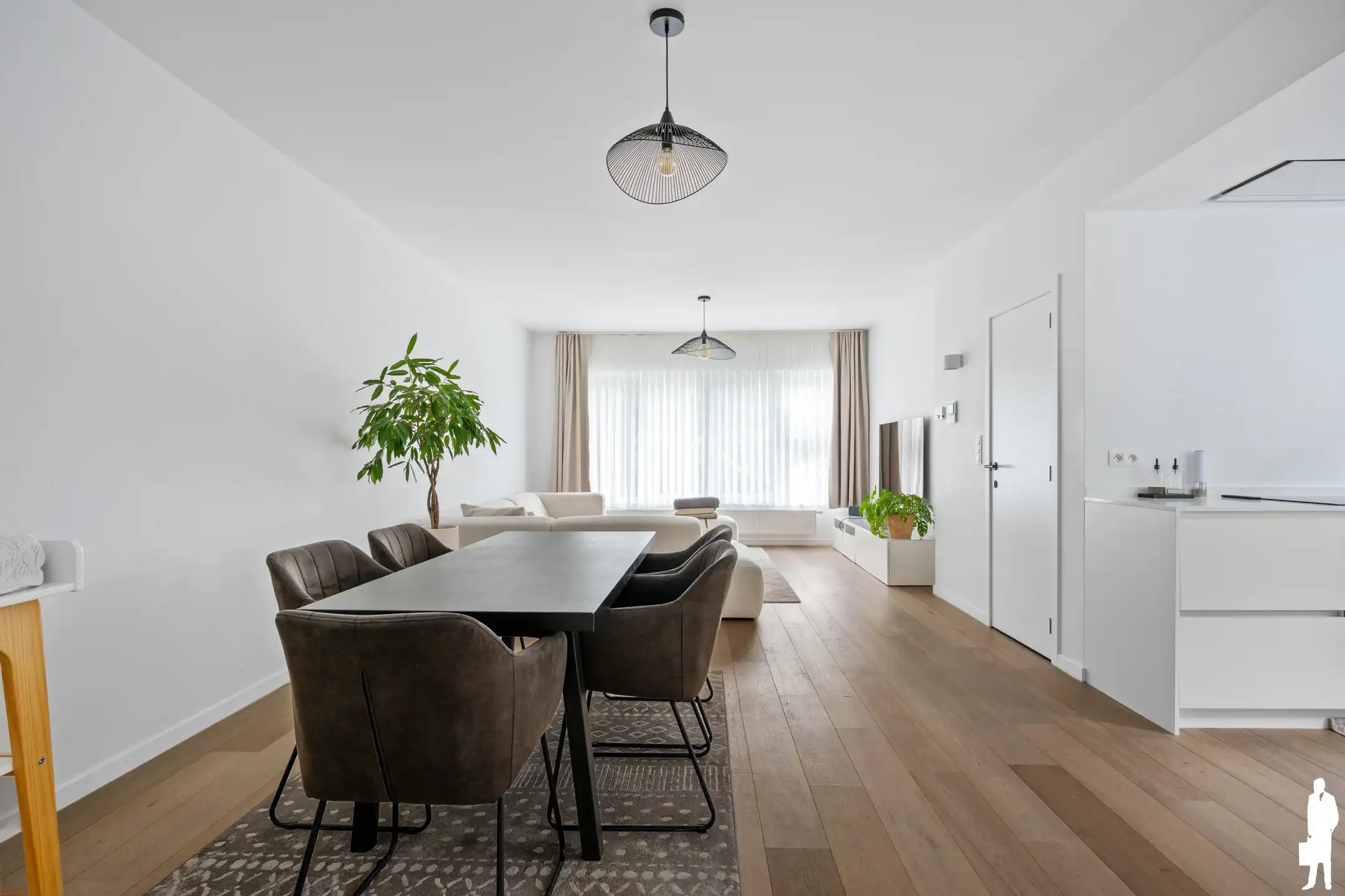 Lichtrijk gerenoveerd gelijkvloers appartement met garage  foto 3