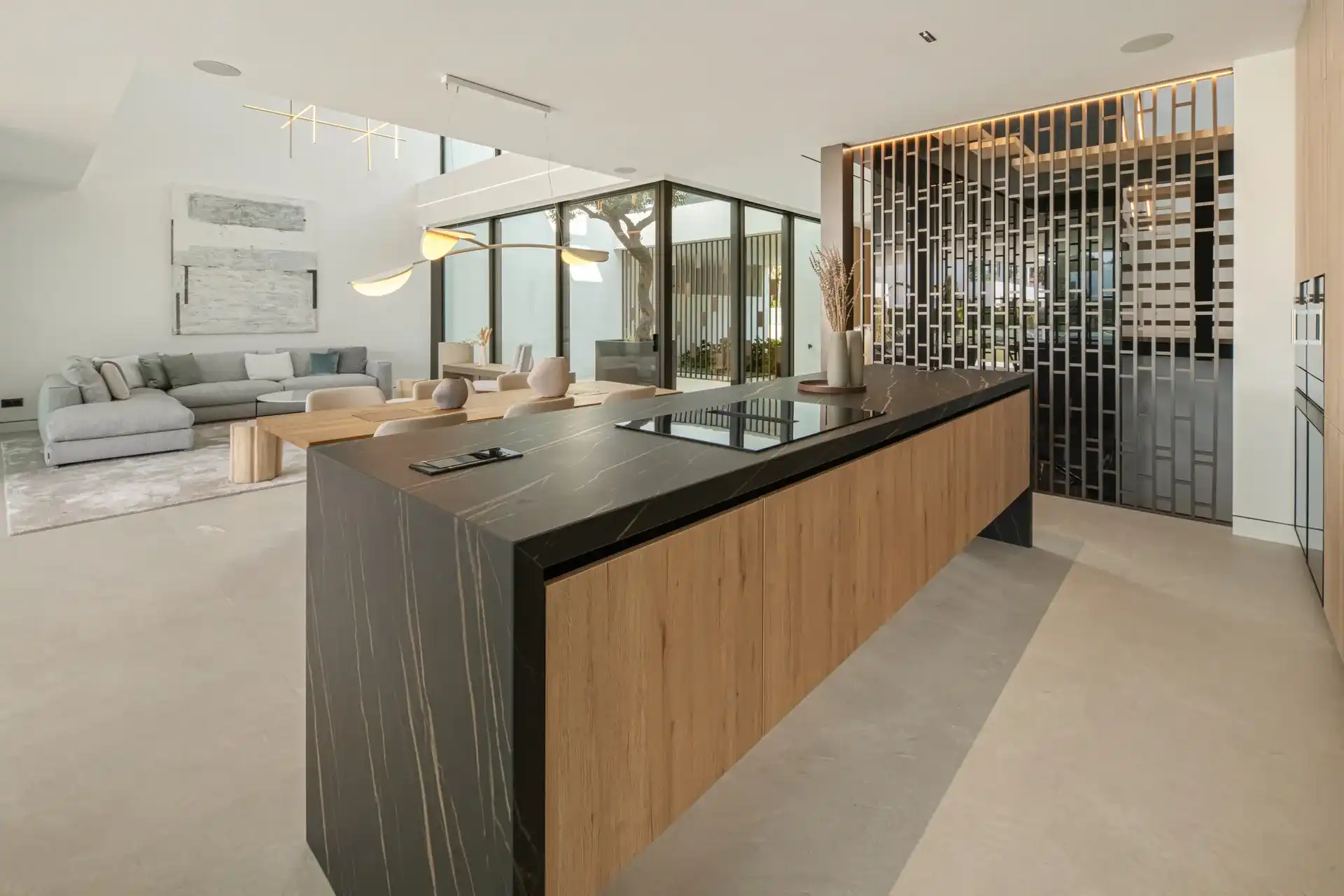 Exclusieve villa met resortgevoel in het meest prestigieuze deel van Marbella foto 11