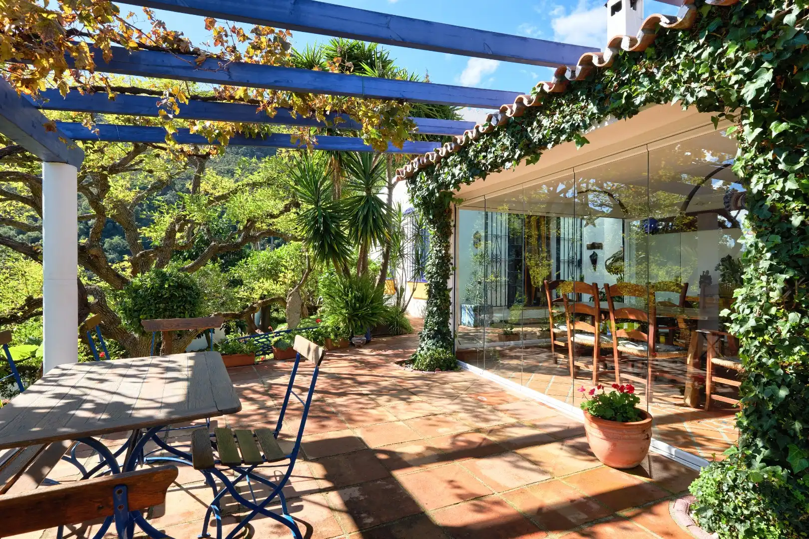 Finca dicht bij de Sierra Bermeja berg.  foto {{pictureIndex}}