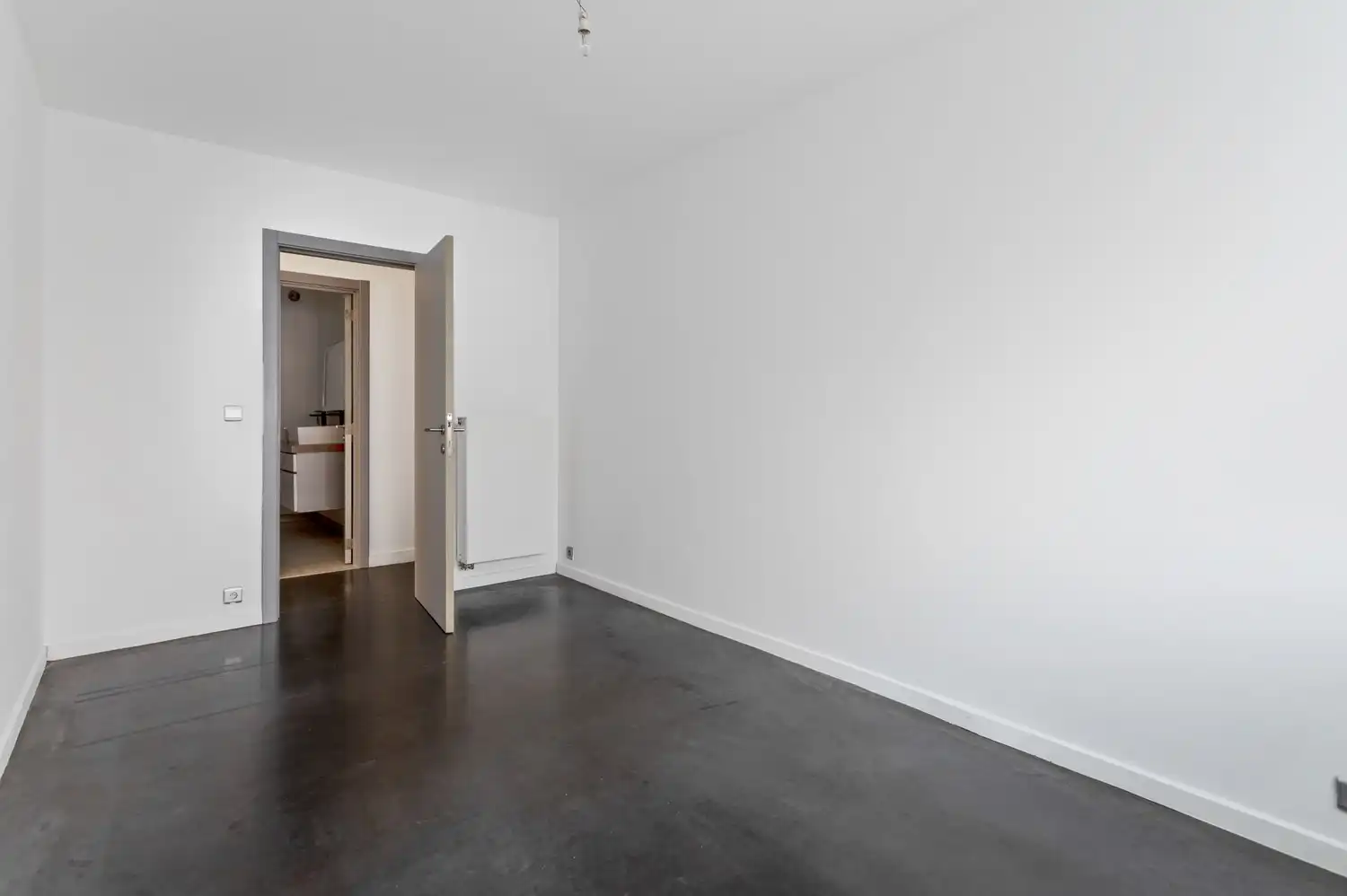 Ruim gelijkvloersappartement met 2 slpk en terras foto 12