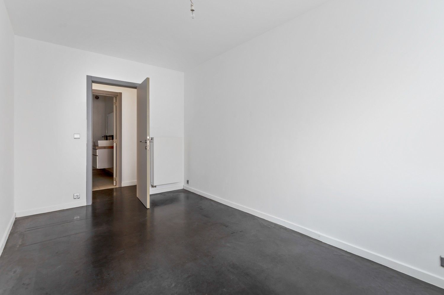 Ruim gelijkvloersappartement met 2 slpk en terras foto 12