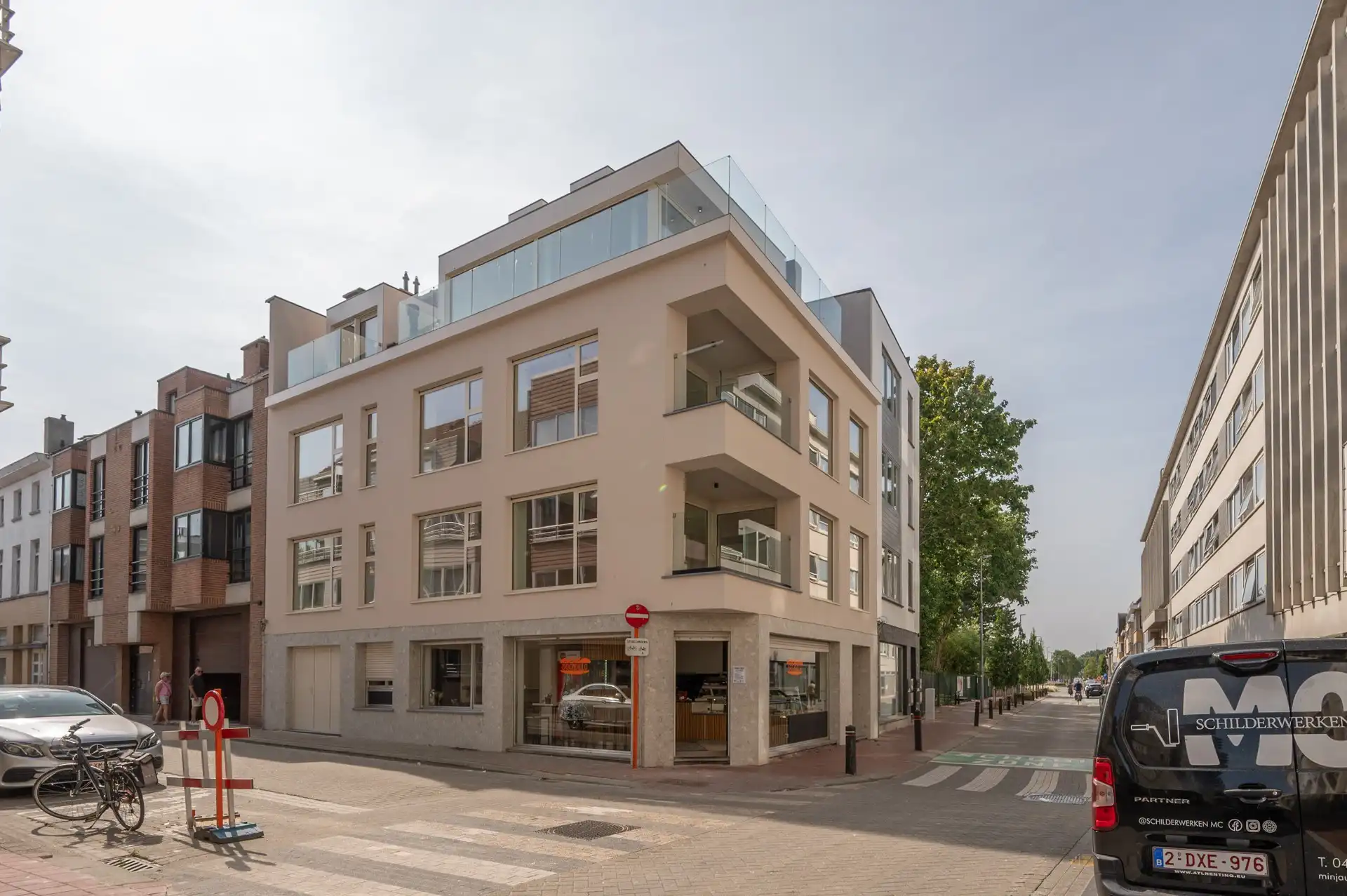 Volledig vernieuwde opbrengsteigendom met drie appartementen en verhuurd handelsgelijkvloers foto {{pictureIndex}}