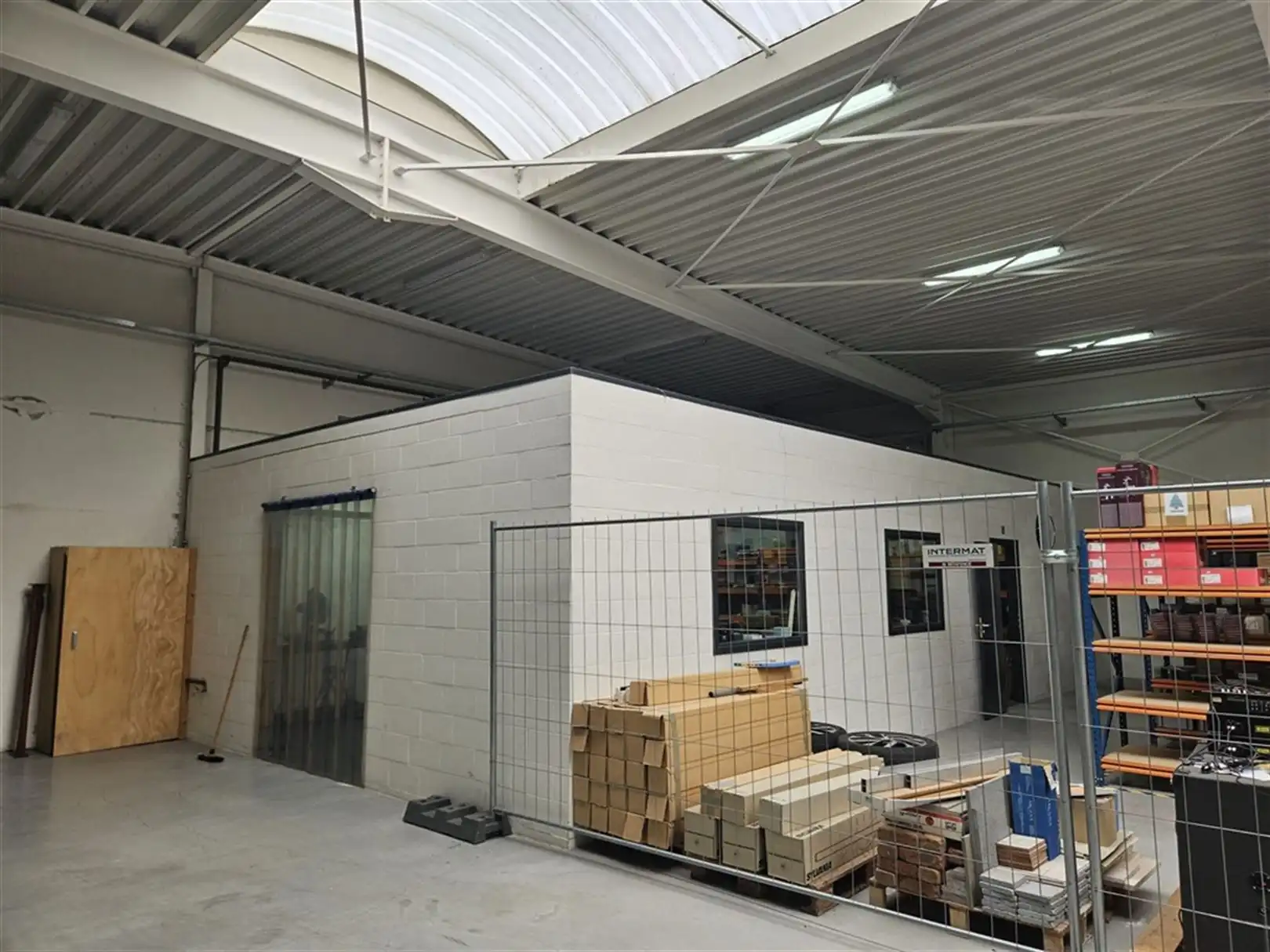 Bedrijfsgebouw met ruime parking te Waregem foto 12