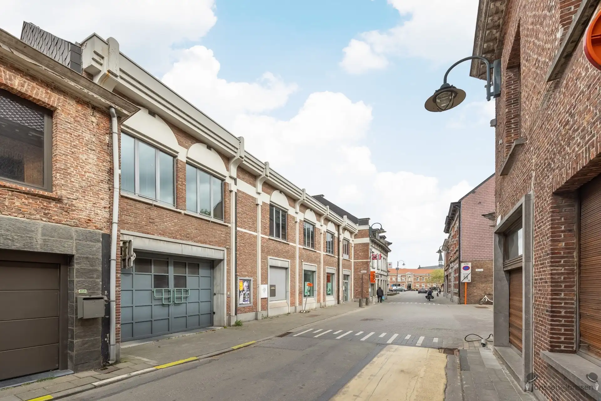 Commercieel gebouw met parkeergelegenheid! foto 3