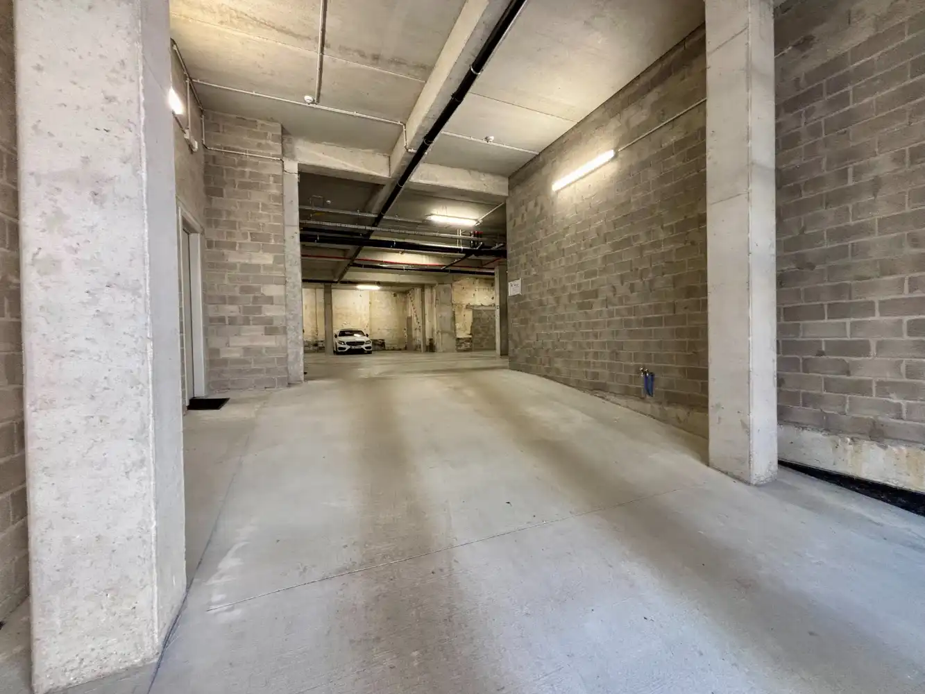 Uiterst centraal gelegen parkeerplaats foto 3