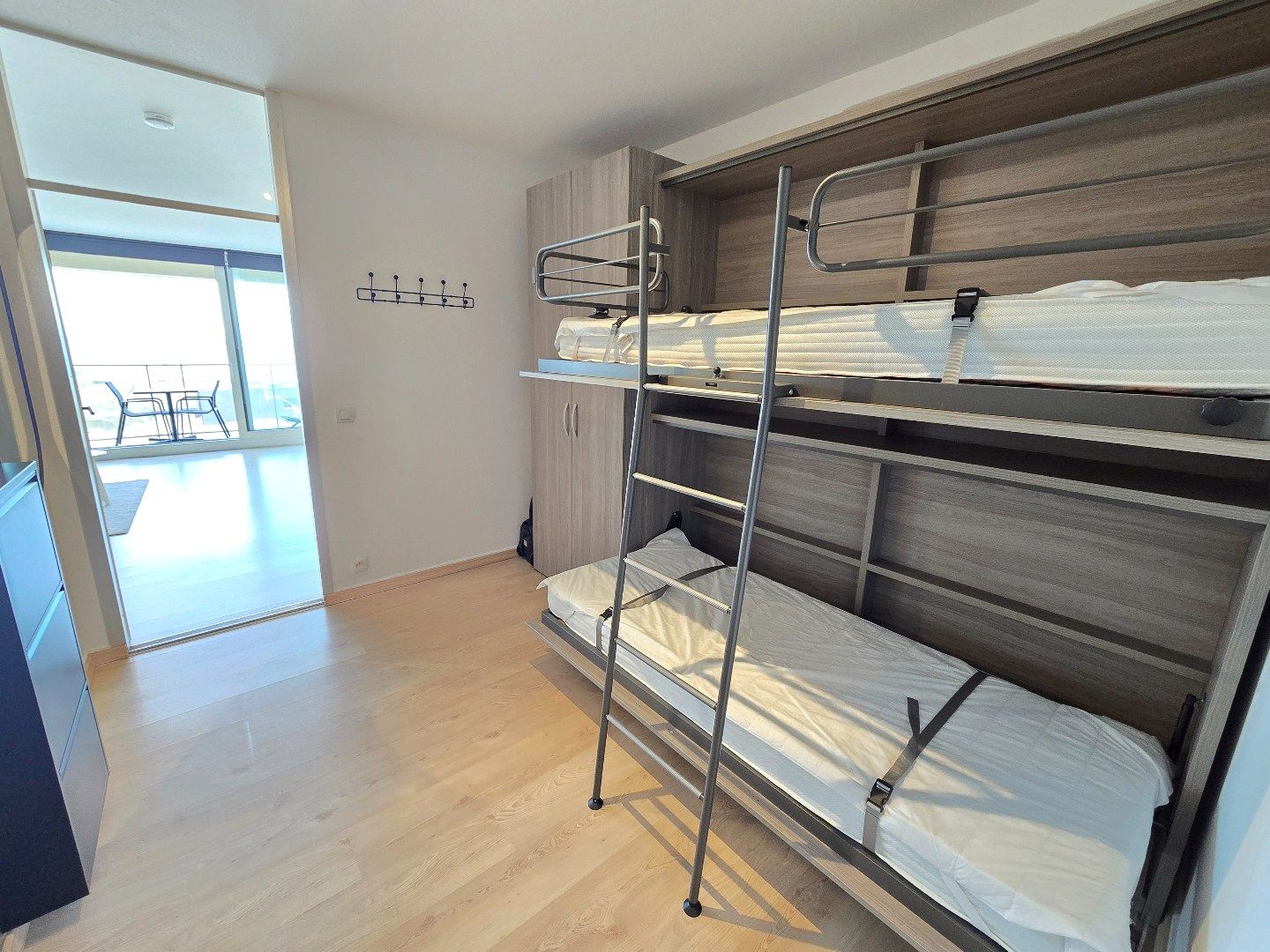 Gerenoveerde studio met slaaphoek en frontaal zeezicht foto 11