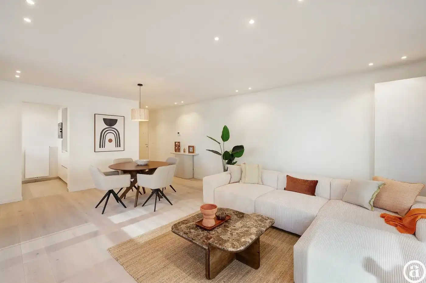 Lichtrijk hoekappartement met zijdelings zeezicht, centrum   foto 5