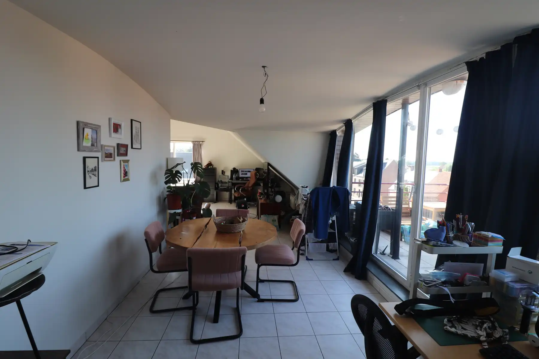 Ruim 1-slaapkamerappartement (121m²) met lift, terras, garage en autostaanplaats. foto 5