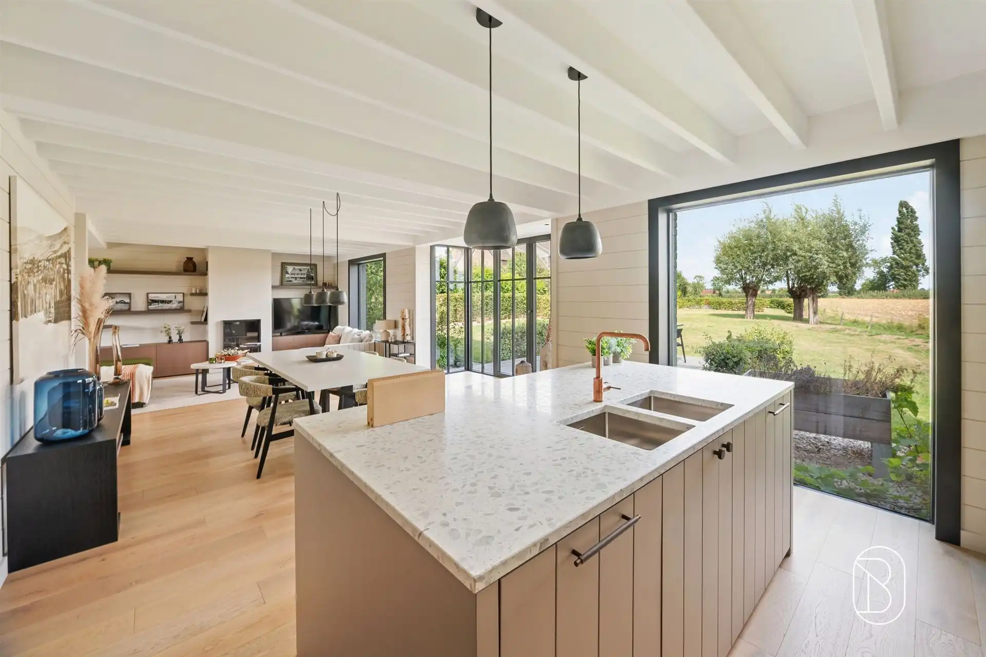 Toffe villa met bijgebouw en tuin met prachtig zicht foto 13