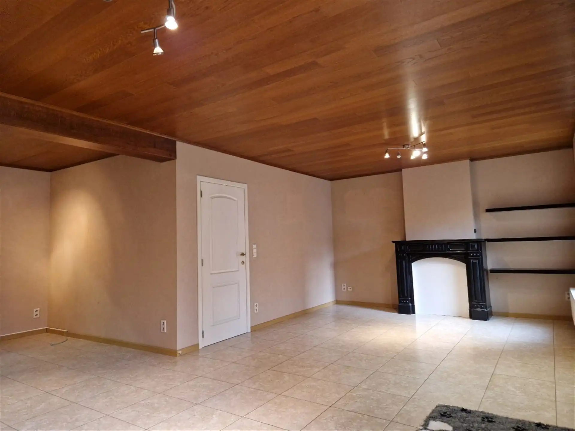 Gunstig gelegen verrassend ruime 3 slaapkamer woning met koer en garage. foto 4