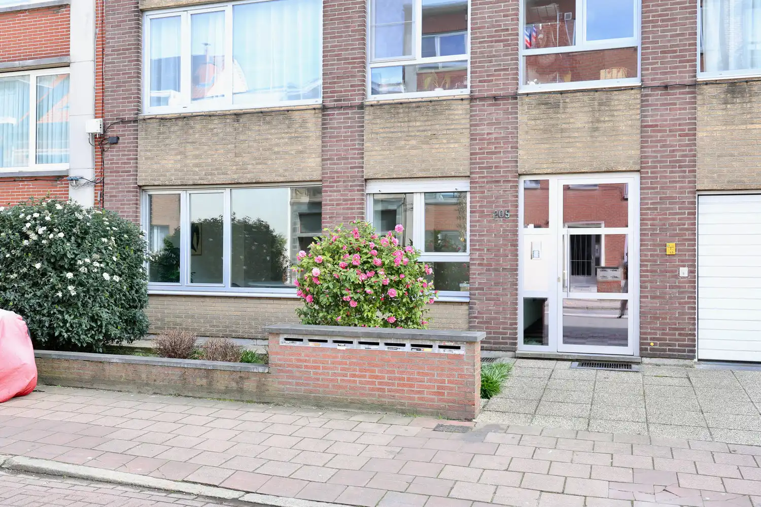 Instapklaar appartement met 2 ruime slks, tuin en parking! foto 47