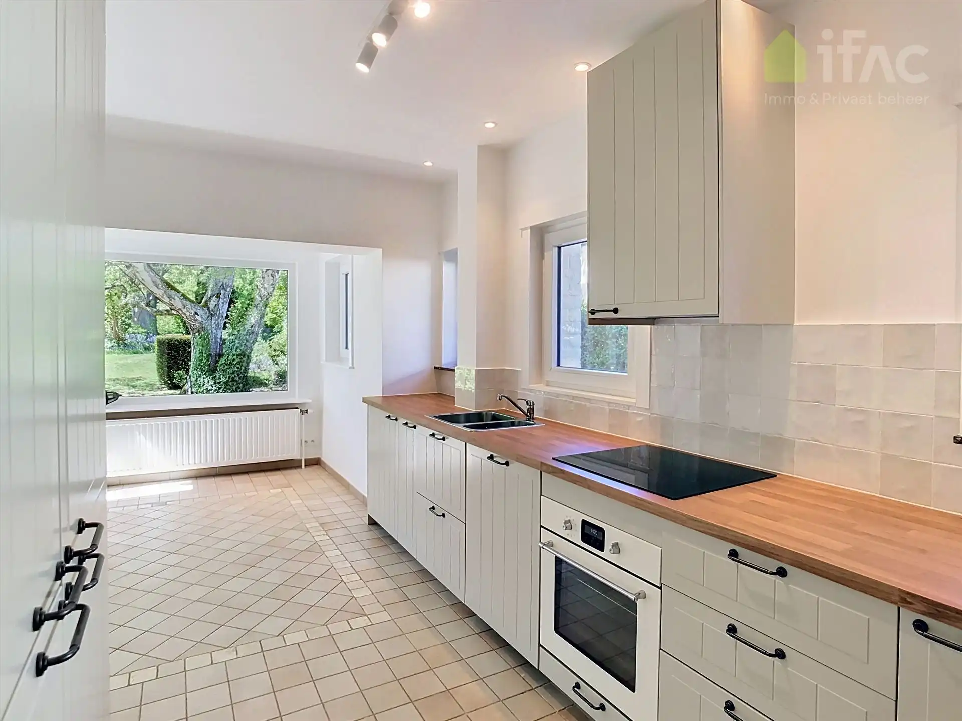 Villa op toplocatie met prachtige tuin foto 13