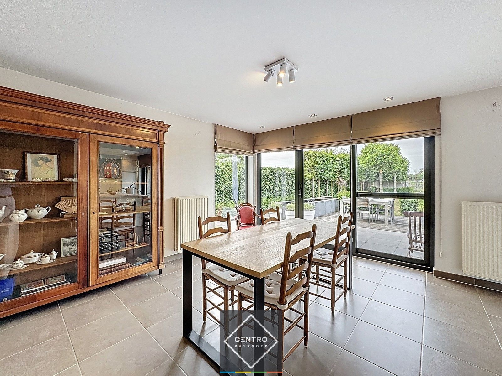 Instapklare woning met 3 slpks, garage én ZUIDger. tuin  te Oostkamp! foto 6