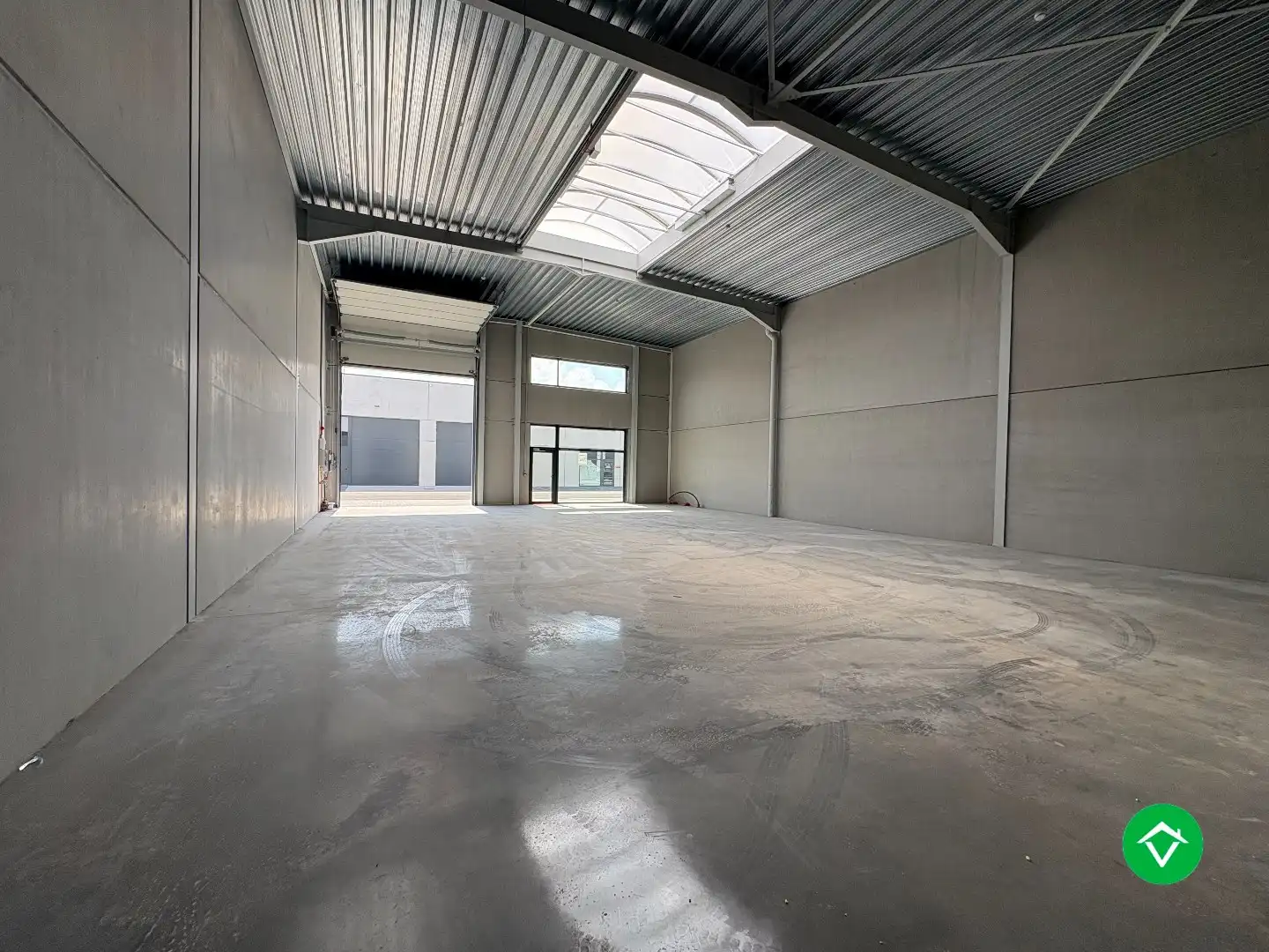 Loods te koop – 246 m² met 2 parkeerplaatsen inbegrepen op de industriezone te Ichtegem foto {{pictureIndex}}