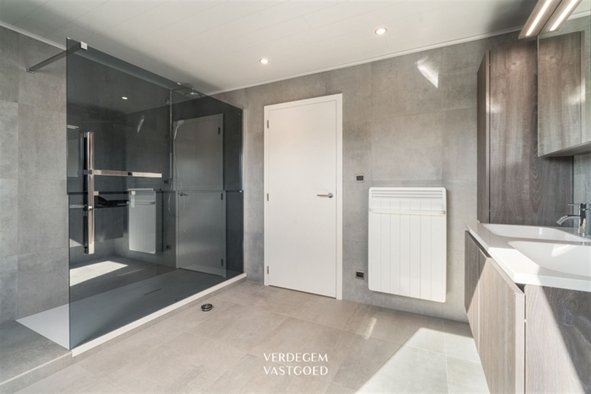Prachtige villawoning in landelijke stijl met 3 slaapkamers, 3 garages en geniettuin foto 17