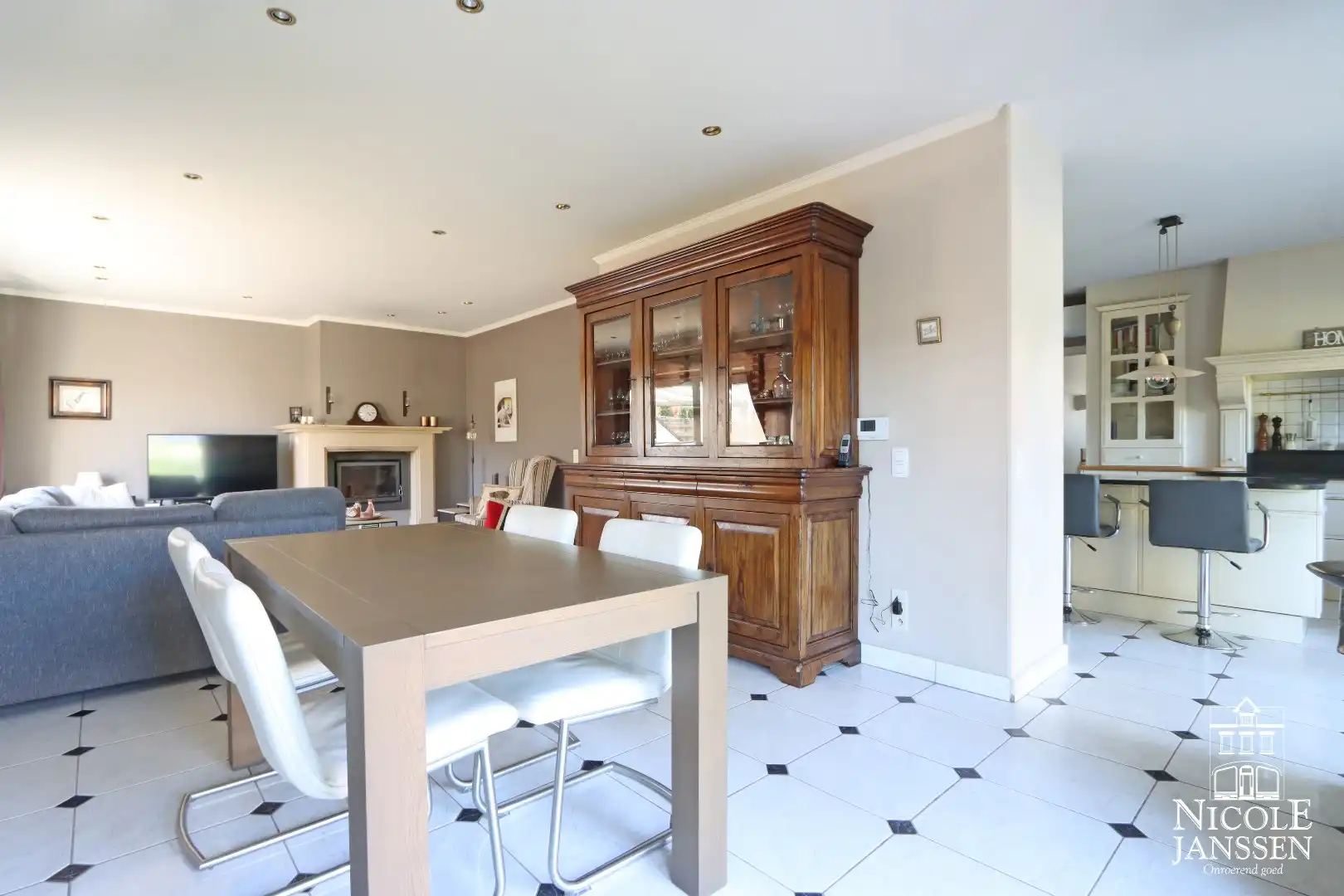 Instapklare woning met ruimte voor praktijk en mooie ingesloten tuin in Bree centrum foto 16