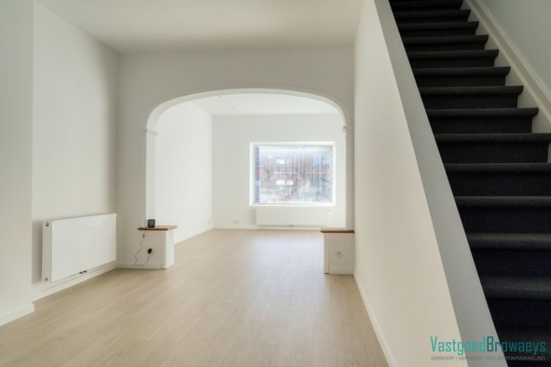 Gerenoveerde starterswoning voorzien van alle comfort, ook ideaal als investering! foto 3