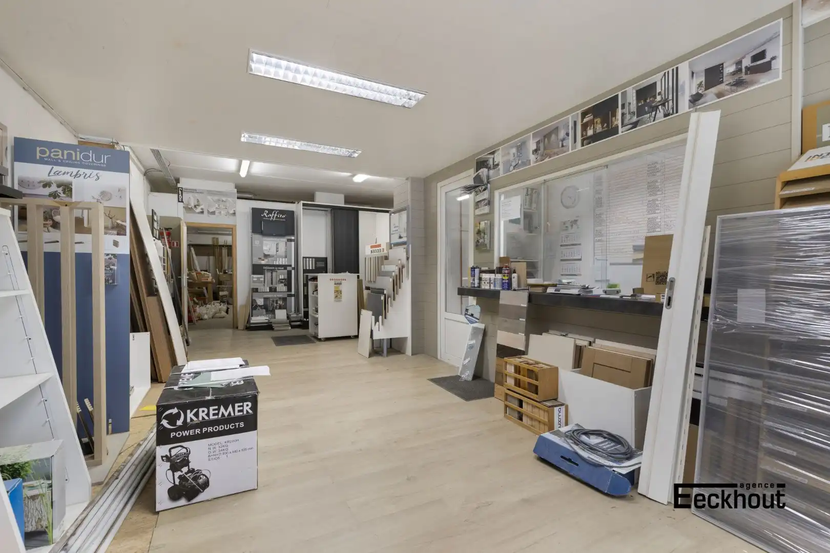 Zeer ruim (445 m²) handelspand met magazijn met tal van mogelijkheden in de Vuurtorenwijk te Oostende! foto 2