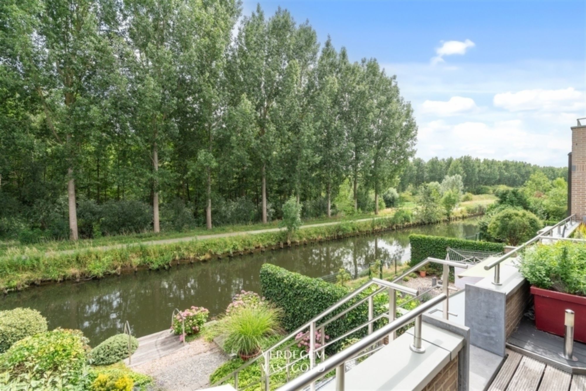 Luxueus en ruim wonen met aanlegsteiger aan de Moervaart foto {{pictureIndex}}