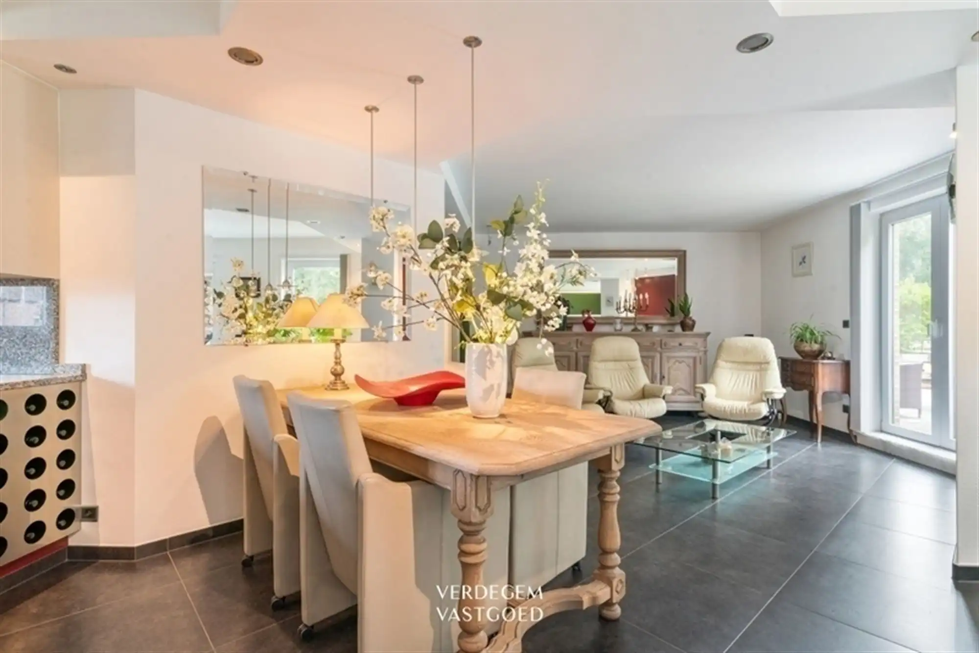 Luxueus en ruim wonen met aanlegsteiger aan de Moervaart foto {{pictureIndex}}