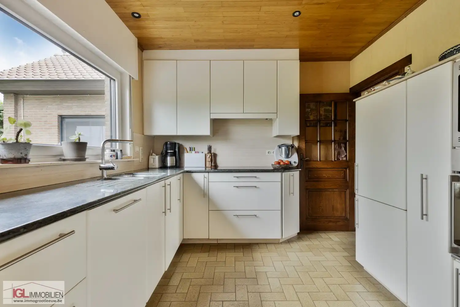 --- VERKOOP OP LIJFRENTE --- Charmante en perfect onderhouden bungalow met prachtige tuin foto 6