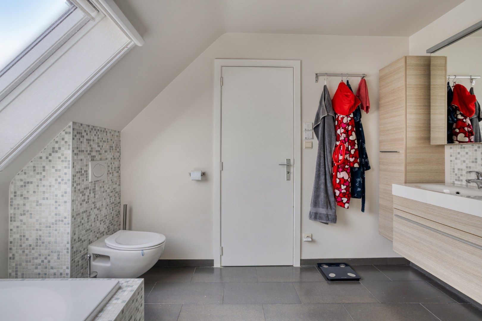 Ruime woning met 3 slaapkamers, garage en tuin! foto 7