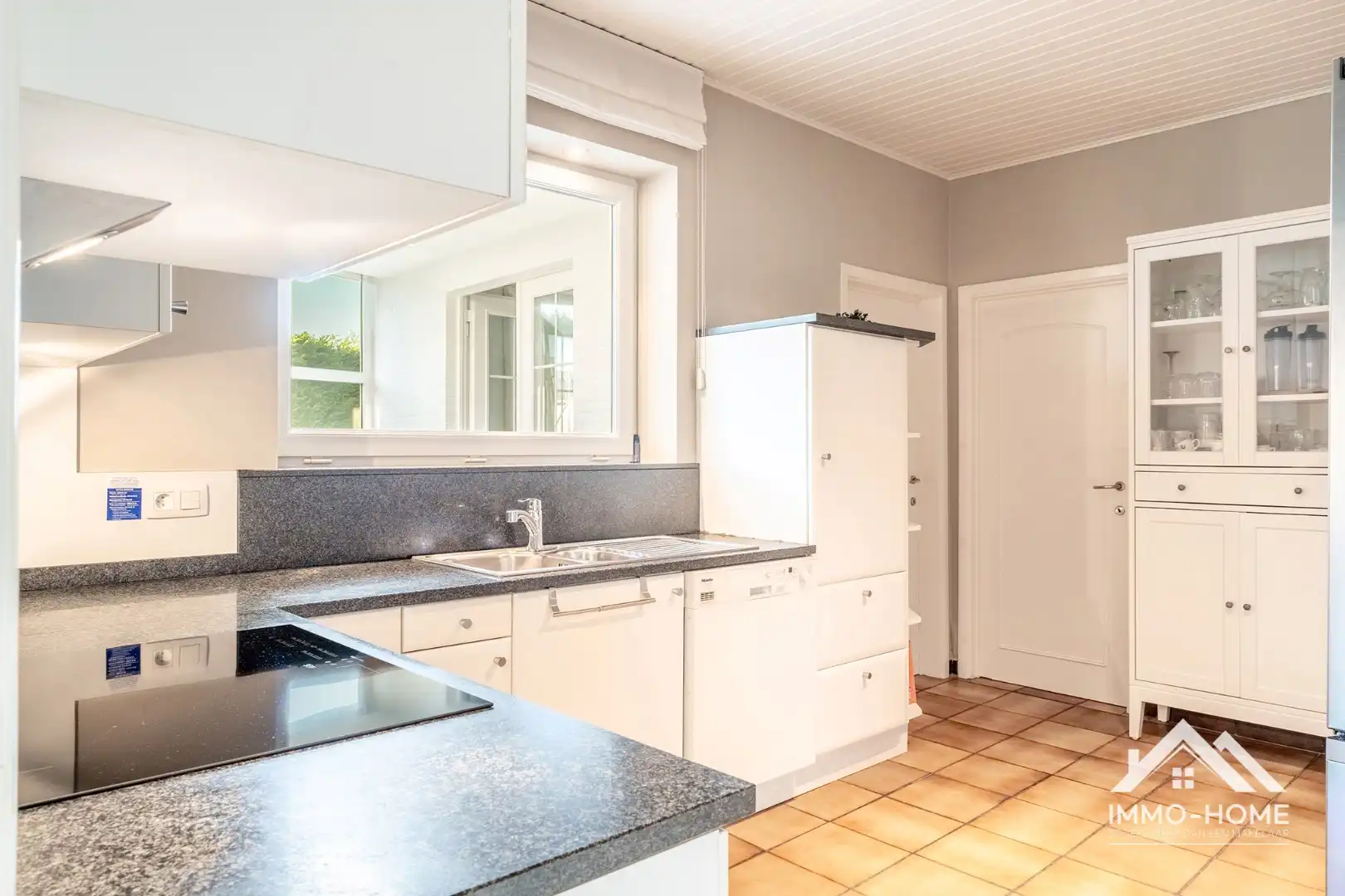 Charmante instapklare halfopen woning met ruime oprit! foto 3