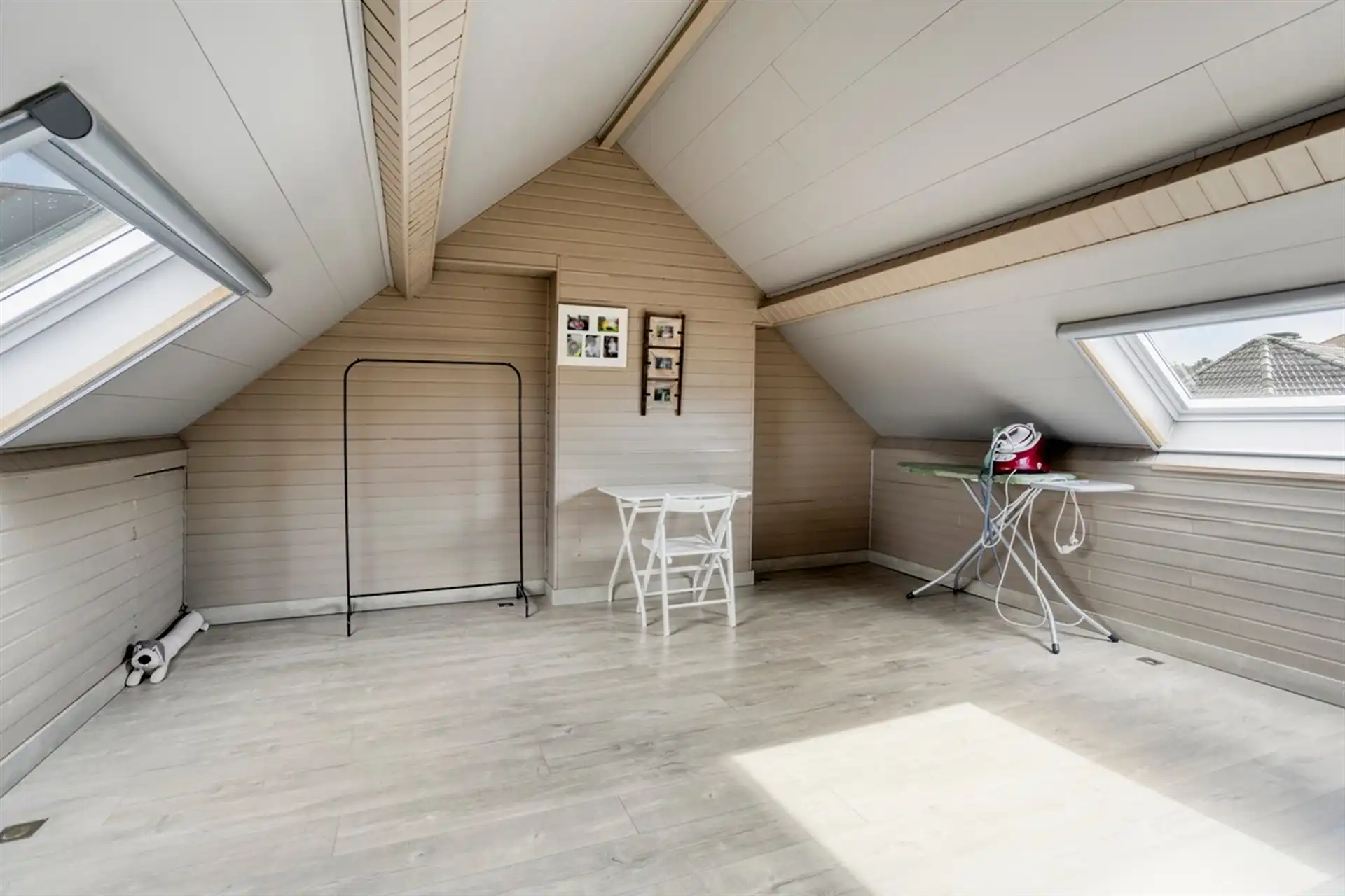 Gezinswoning met 3 slaapkamers, tuin en garage in rustige straat foto 25