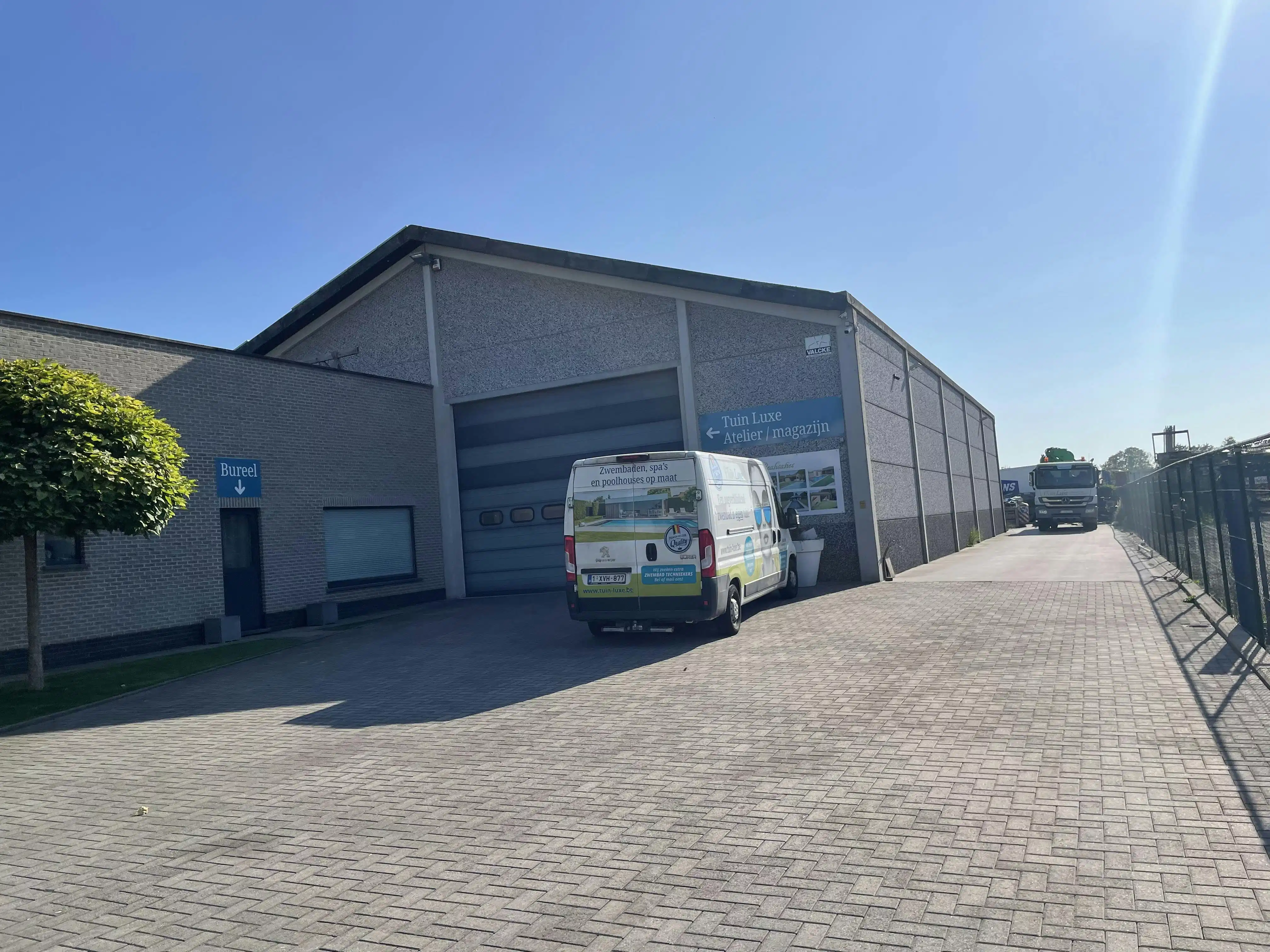 Luxe villa met exclusieve tuin en 600m2 magazijn in KMO-zone foto 77