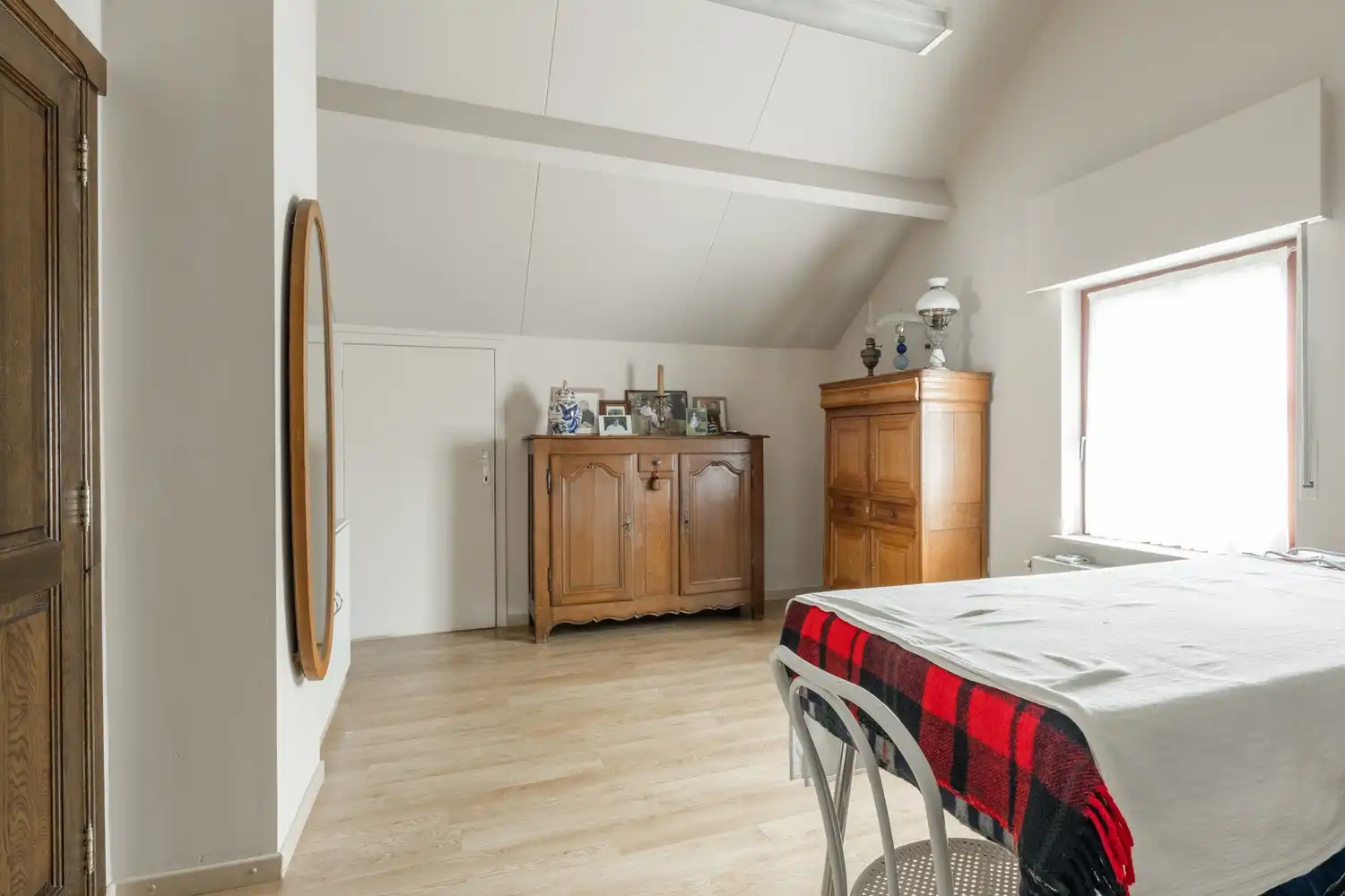 Mooie vrijstaande woning te koop vlakbij het centrum met 4 slaapkamers rustig gelegen op 10a10ca. foto 33