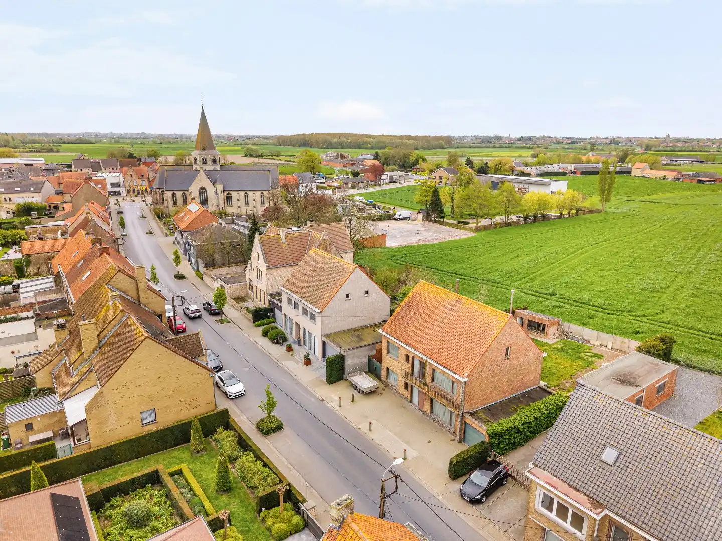 Ruime woning met 4 slaapkamers, loods en tuin met prachtig uitzicht. foto 24
