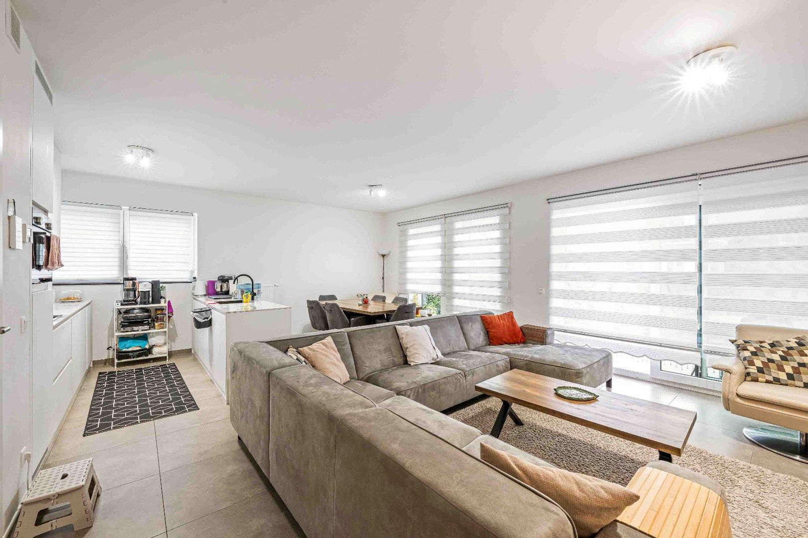 Recent, instapklaar appartement met 2 slaapkamers en ondergrondse staanplaats in Wevelgem foto {{pictureIndex}}