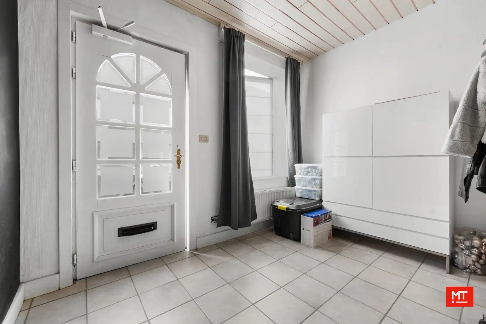 Bijzonder ruime woning met opslagruimte, dubbele garage en uitweg in centrum Langemark foto 6