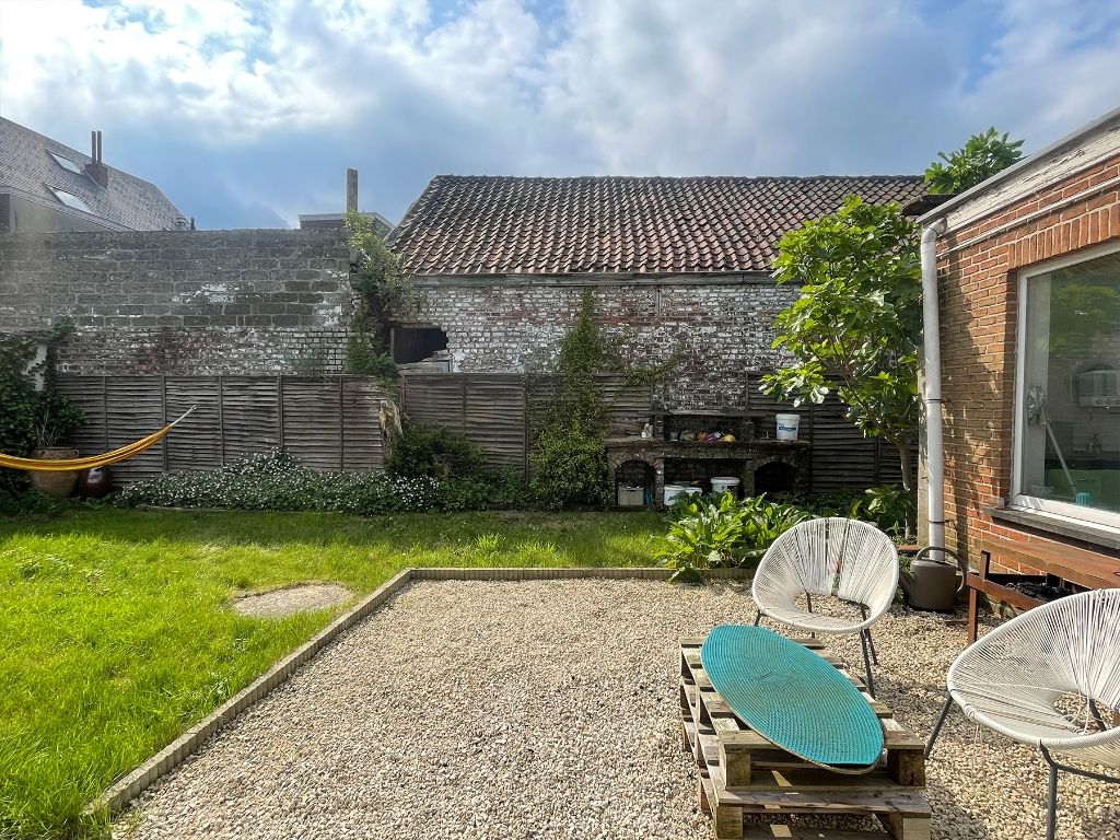 Te renoveren woning met atelier/loods, ruime tuin en bijzonder veel potentieel op een boogscheut van het stadscentrum. foto 3