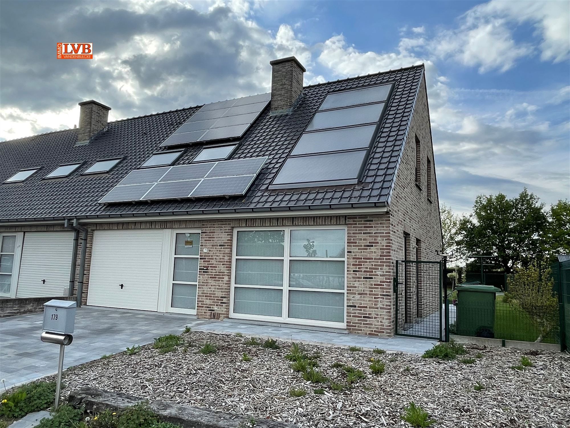 Half open woning foto {{pictureIndex}}