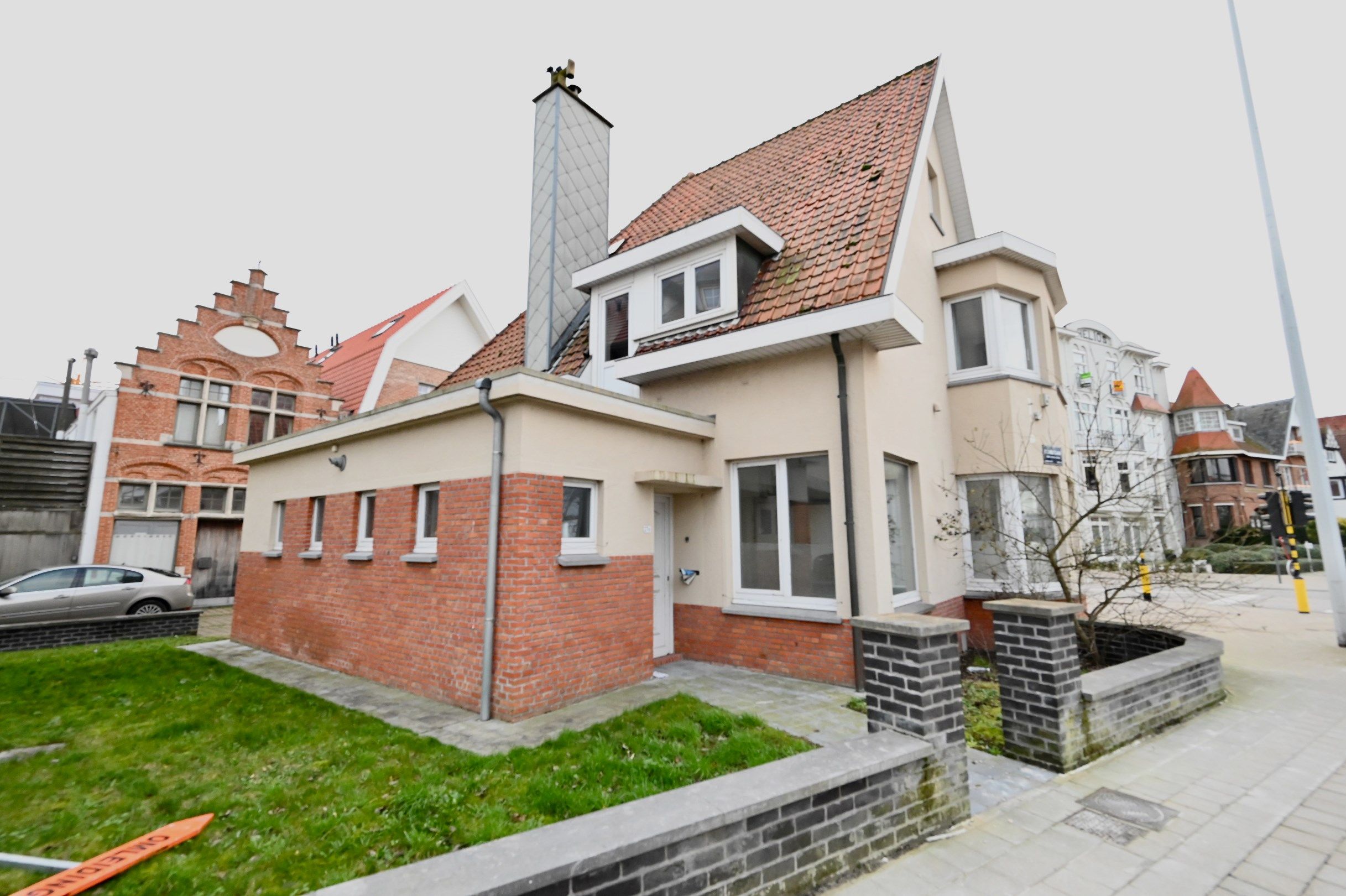 Alleenstaande charmante villa met 6 slaapkamers gelegen midden in het hartje van Duinberge foto 7