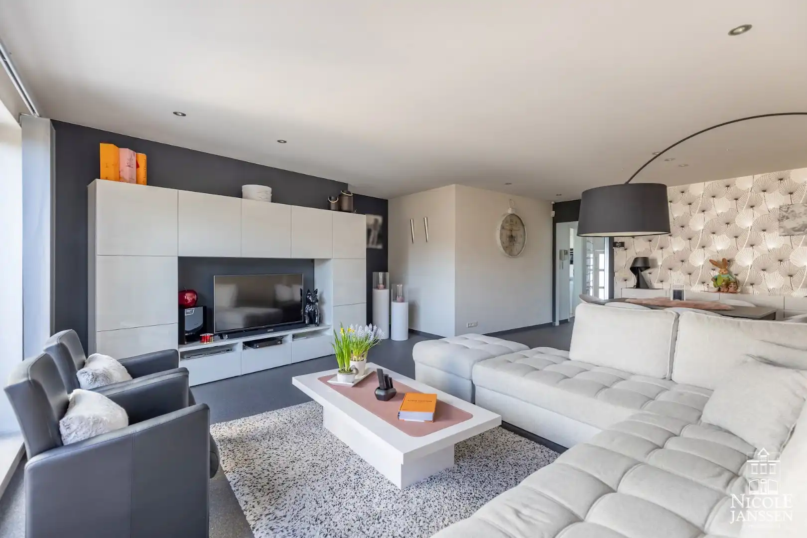 Zeer centraal gelegen en ruim ingedeeld duplex-appartement met mooi terras en garage foto 9