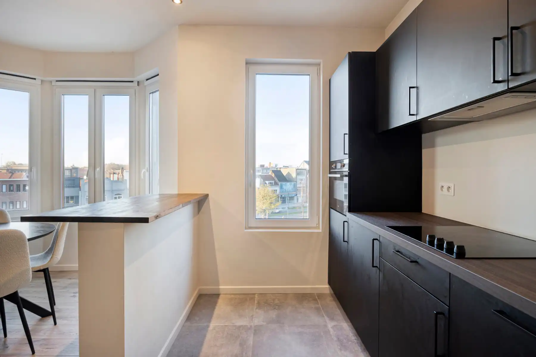 Gerenoveerd appartement met twee slaapkamers en balkon. foto {{pictureIndex}}