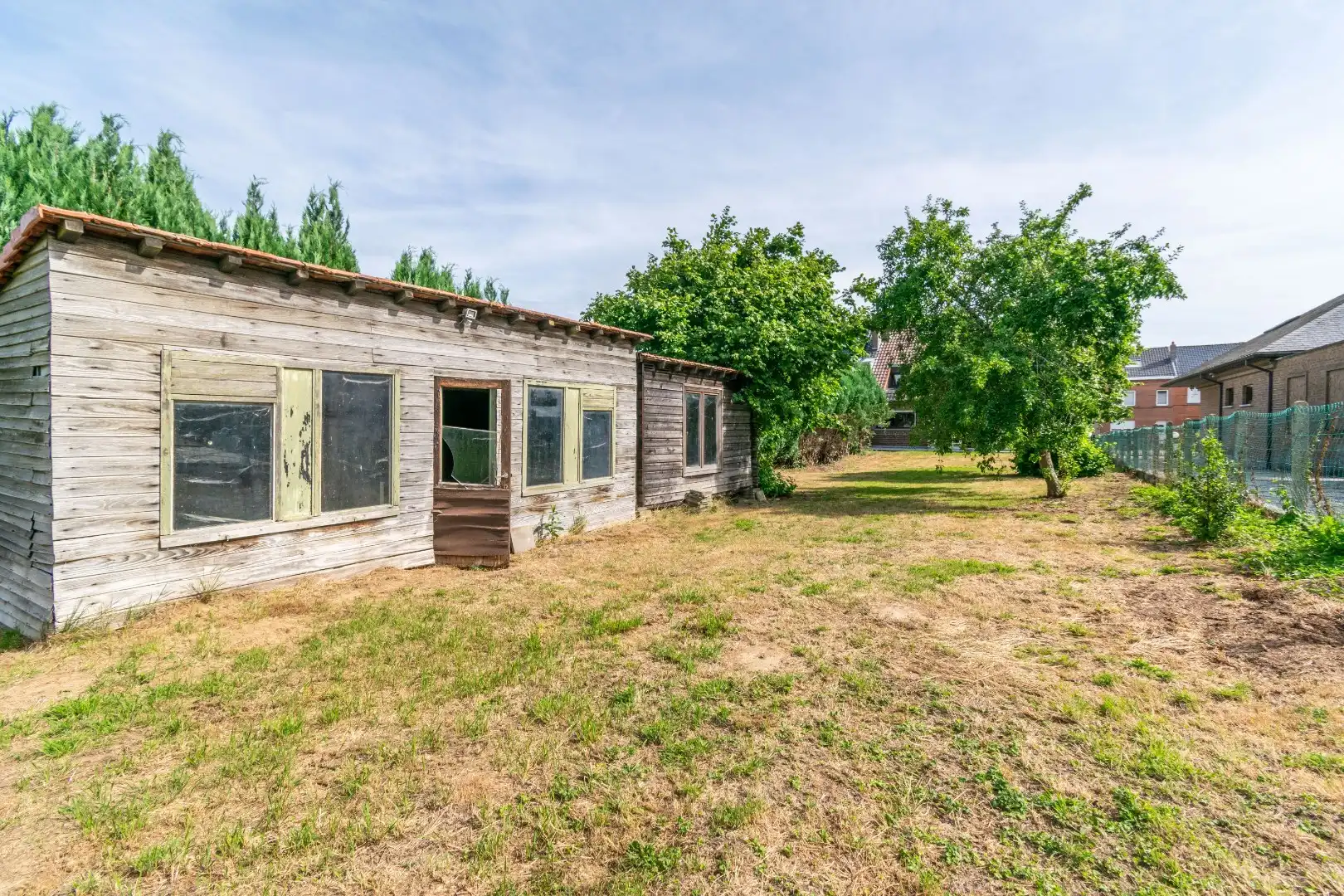 Een gebouwde drie - gevel villa (deels te renoveren) met o.a. 3 slaapkamers! foto 15