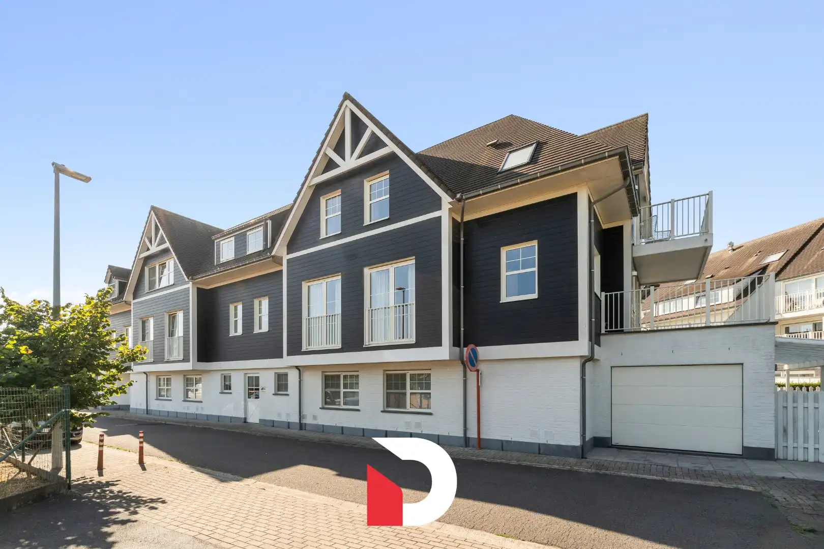 Schitterend hoekappartement met 2slk'ers en 2 terrassen, inclusief een staanplaats te Aartrijke. foto {{pictureIndex}}
