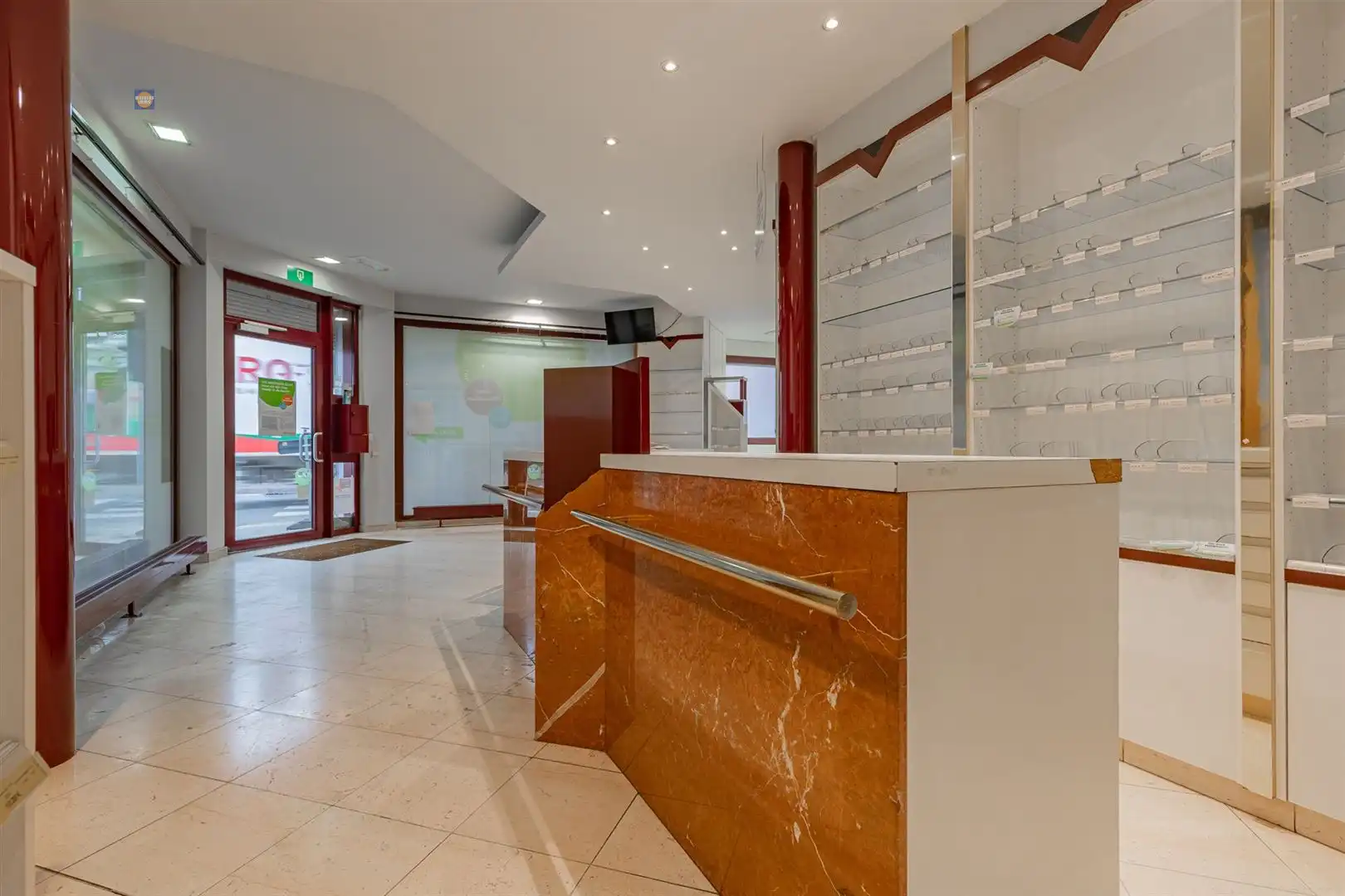 Handelsruimte met appartement foto 3