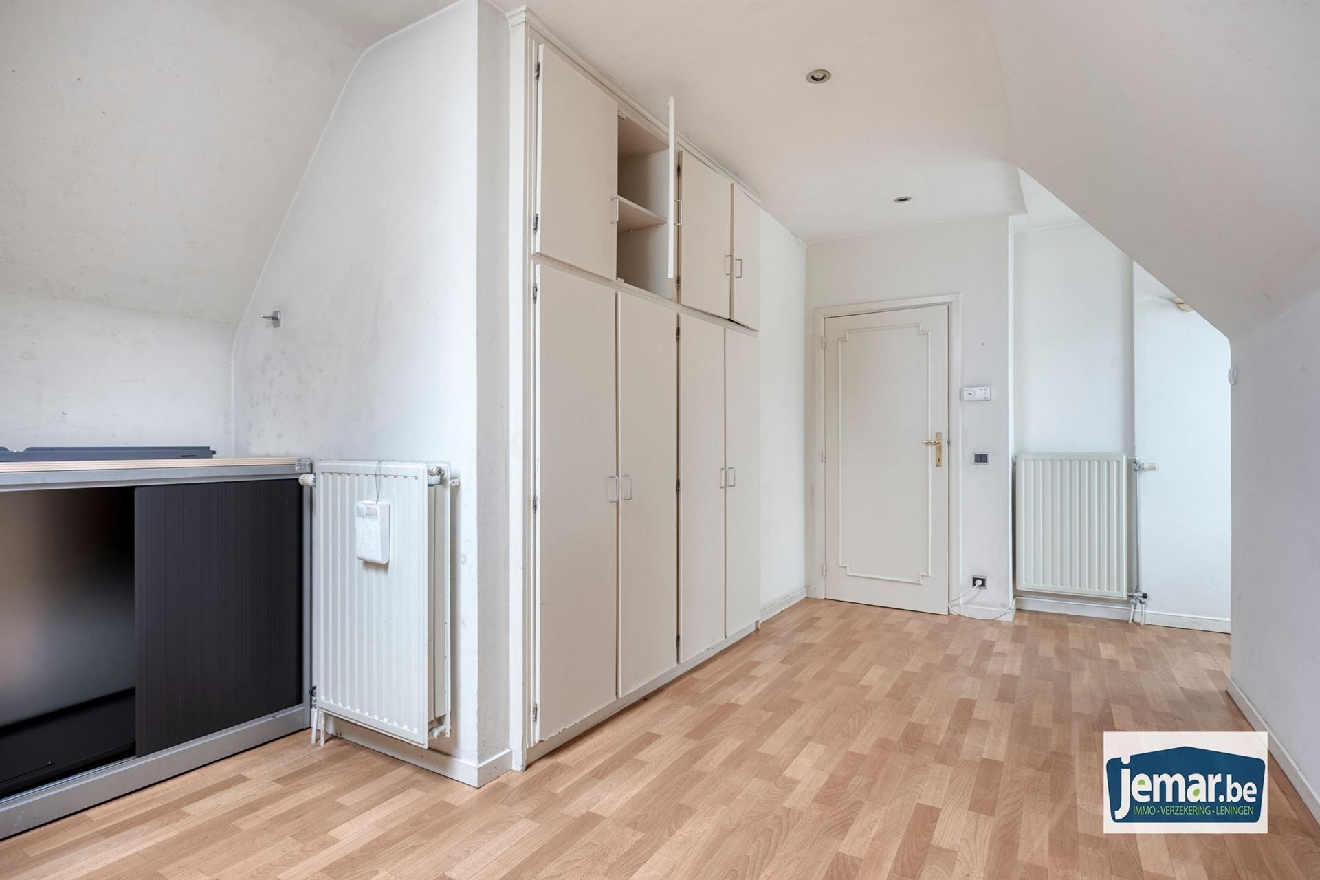 Villa met professionele opslagruimte, kelder en kantoorruimtes. foto 43