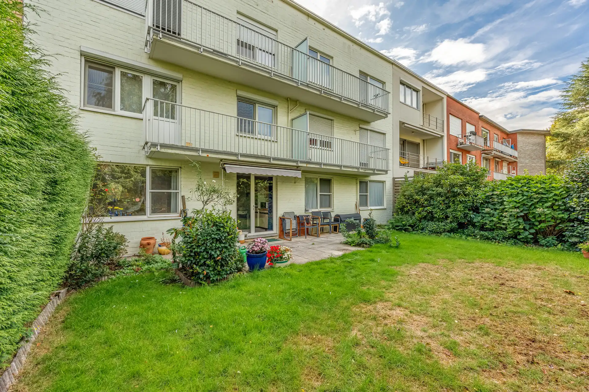 Gelijkvloers appartement met riante tuin, garage met oprit foto 4