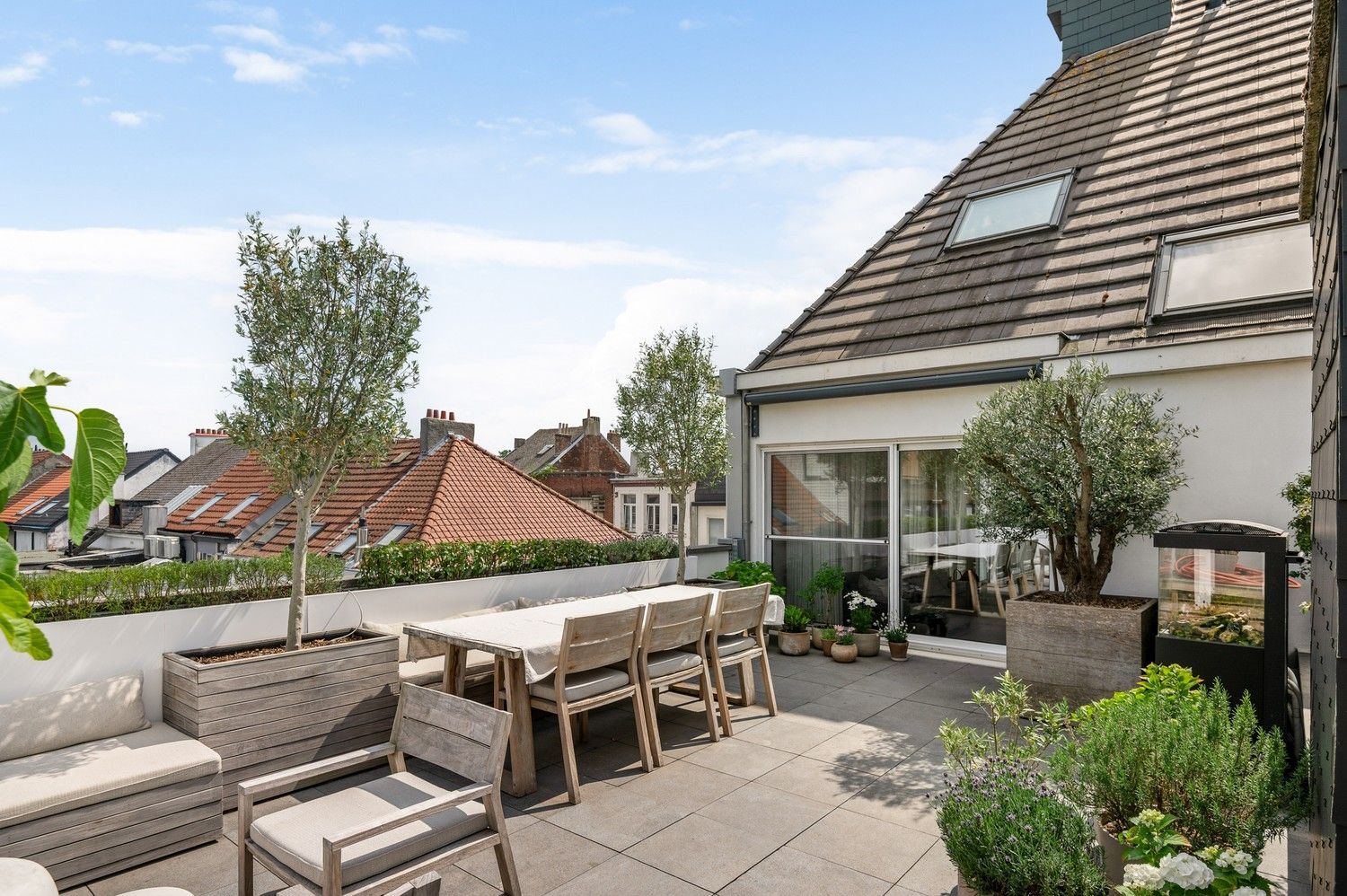 Lichtrijke duplex met royaal dakterras en polyvalente ruimte nabij het Stadspark foto {{pictureIndex}}