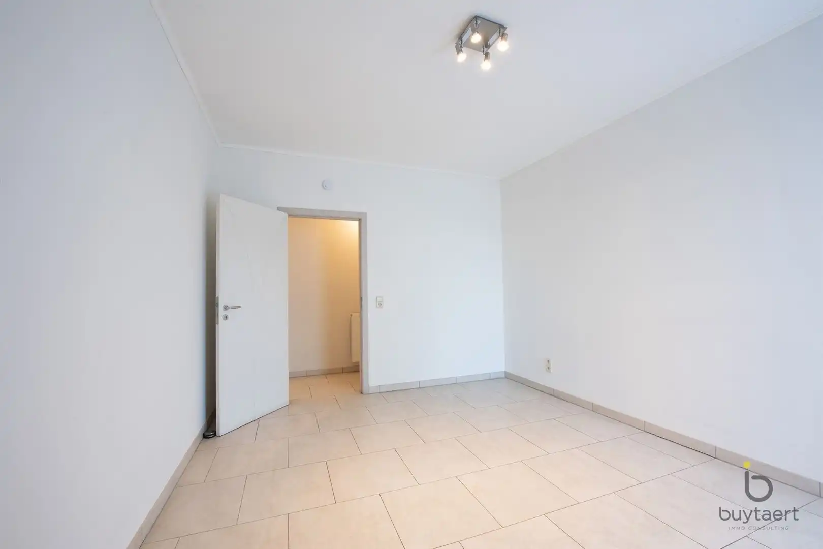 Ruim appartement met vooraan en achteraan terrassen en parking op een pleintje. foto 15