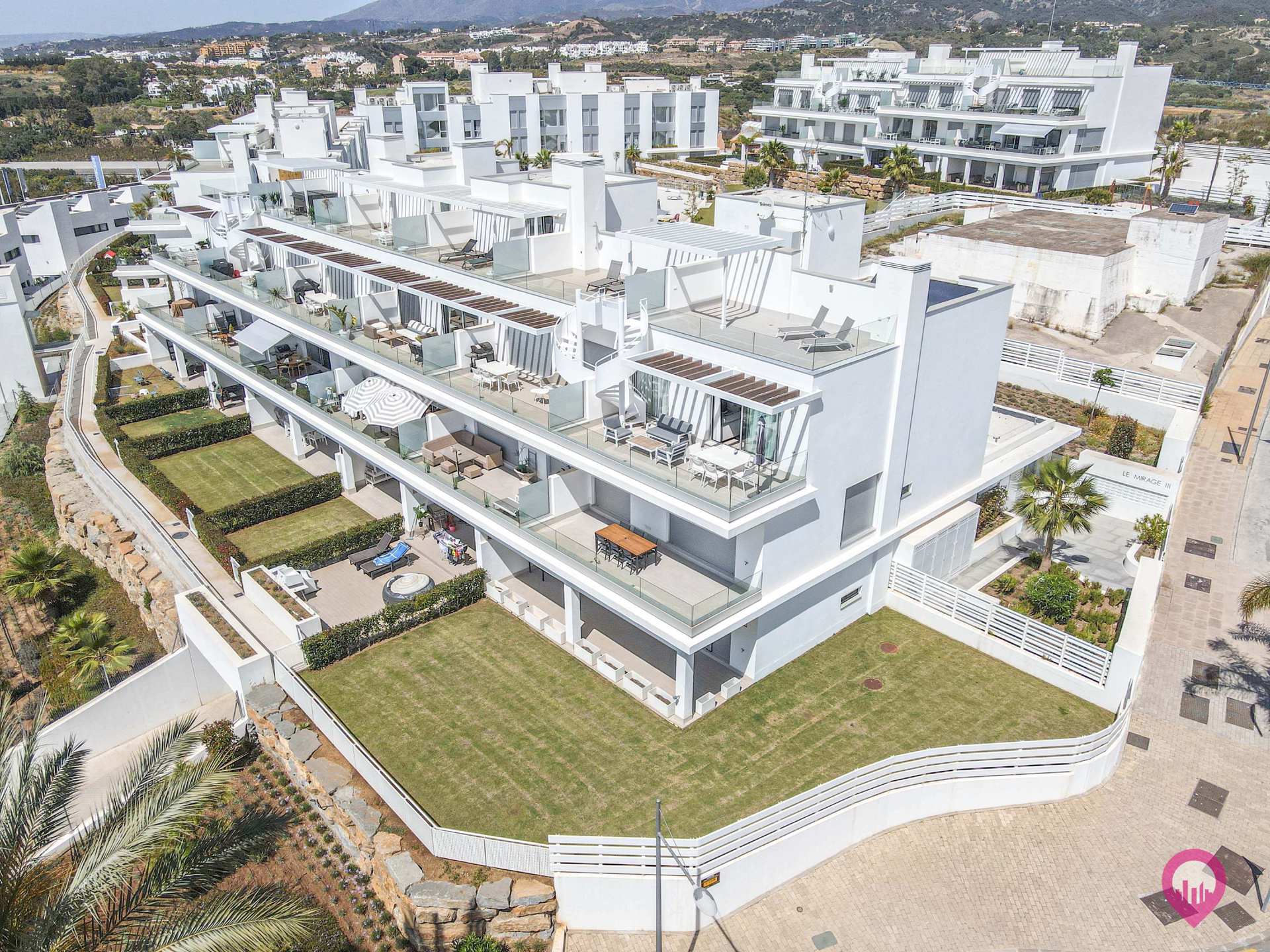 Luxe duplex penthouse met panoramisch dakterras in luxe resort te Marbella foto {{pictureIndex}}