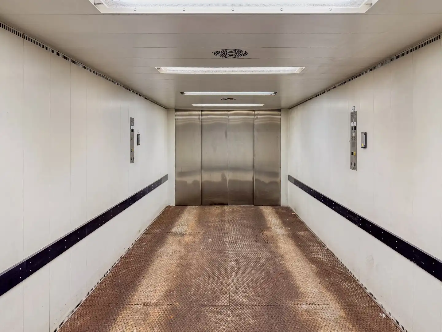 Zeer ruime garagebox (31m²) en extra berging (6m²) nabij de Grote Markt foto 6