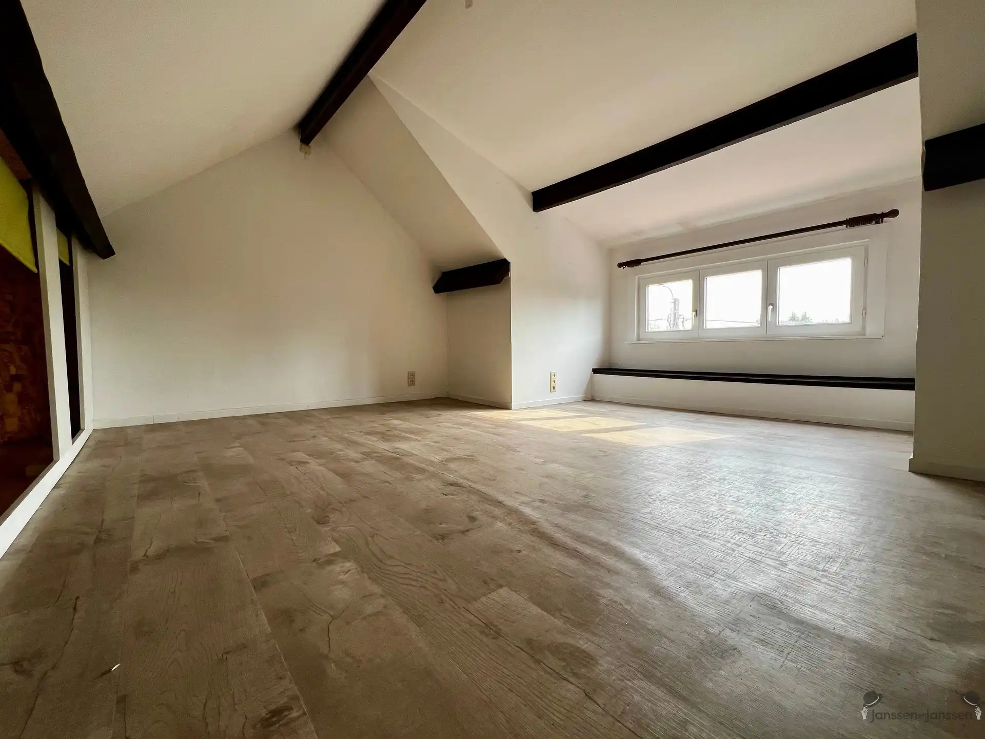 Te renoveren rijwoning met tuin foto 7